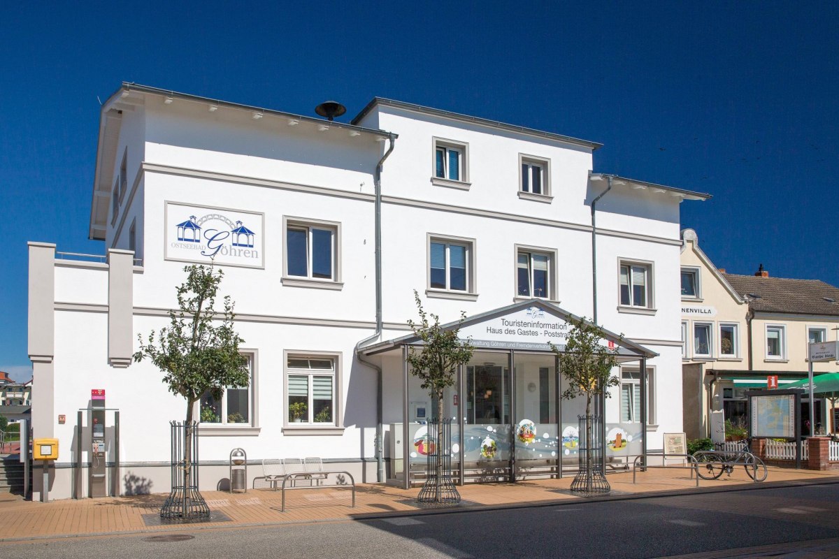 Widok z zewnątrz na centrum informacji turystycznej w Haus des Gastes w bałtyckim kurorcie G&ouml;hren, &copy; KV G&ouml;hren/Stoever