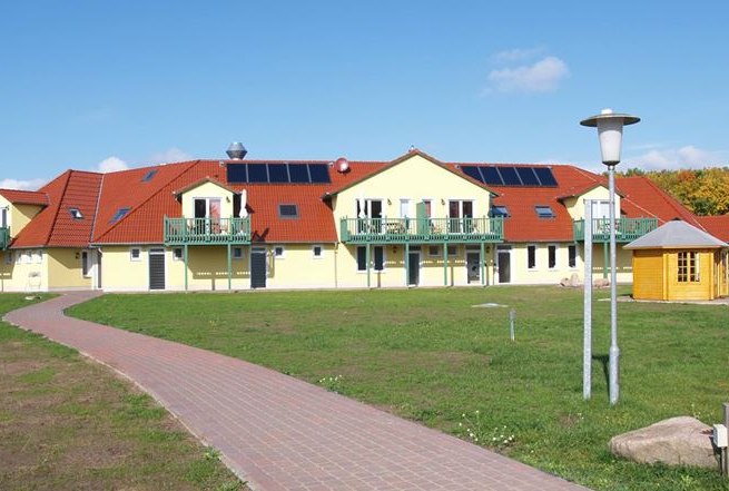 Multifunctioneel gebouw met receptie, restaurant, sanitair en vakantieappartementen op de bovenverdieping, &copy; Campingpark Kamerun