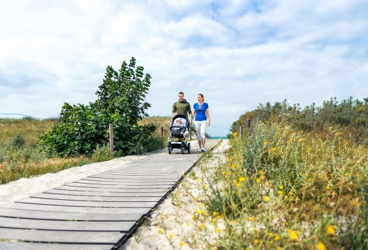 Gezinnen met kleine kinderen profiteren ook van de verharde toegang tot het strand., © TMV/Tiemann