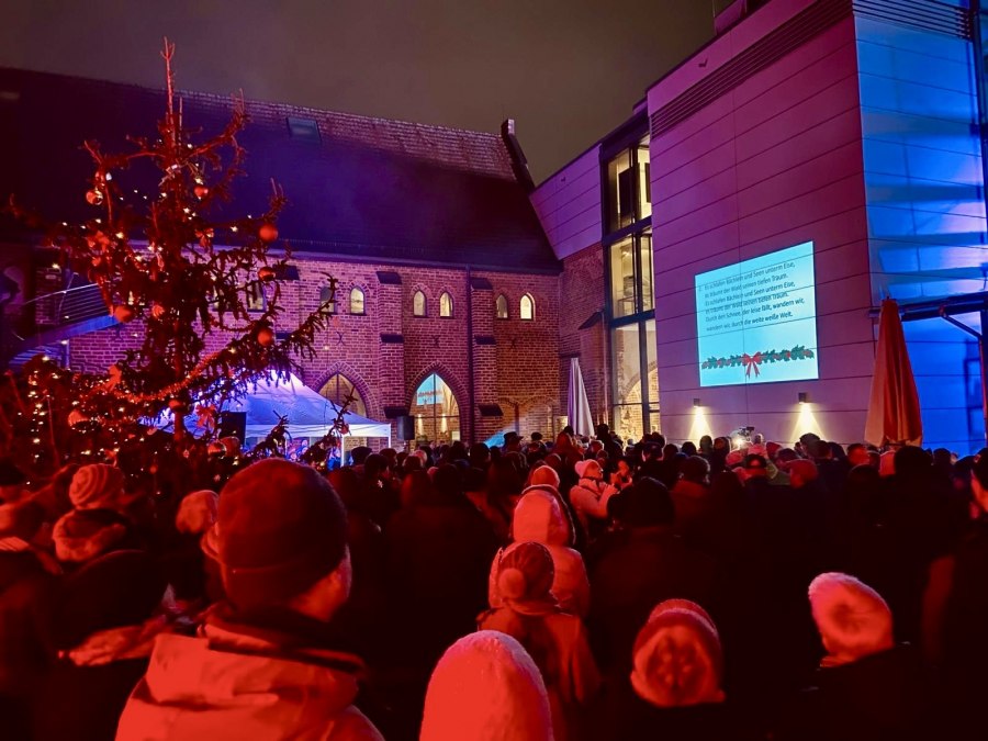 Kolędowanie 2024 na dziedzińcu klasztornym Muzeum Regionalnego w Neubrandenburgu, © Bürgerstiftung Neubrandenburg
