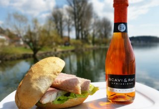 Enjoy a delicious fish sandwich and a piccolo on the banks of the Müritz // © Fischräucherei Rösing GmbH Enjoy a delicious fish sandwich and a piccolo on the banks of the Müritz // © Fischräucherei Rösing GmbH