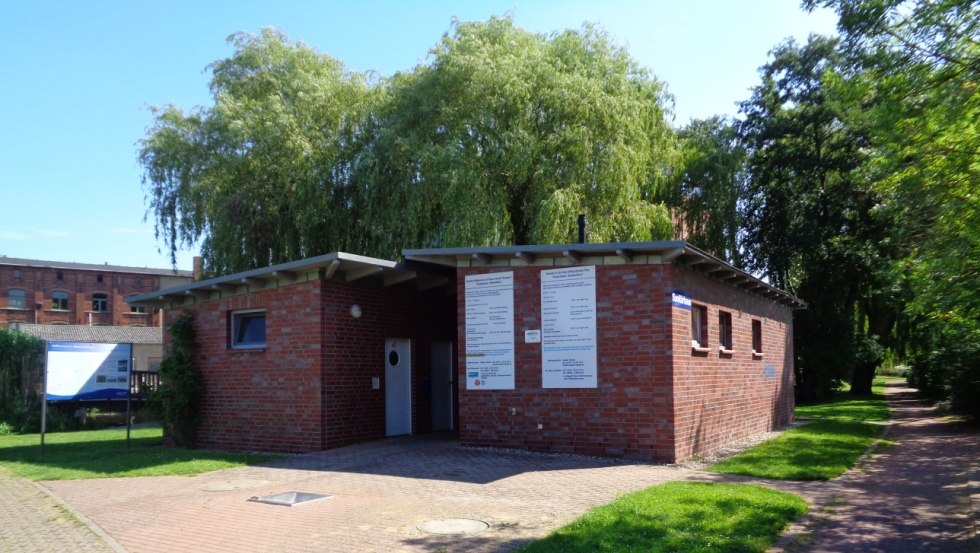 Sanitaire voorzieningen bij de rustplaats voor waterwandelaars (douche- en wc-complex), © Stadt Parchim