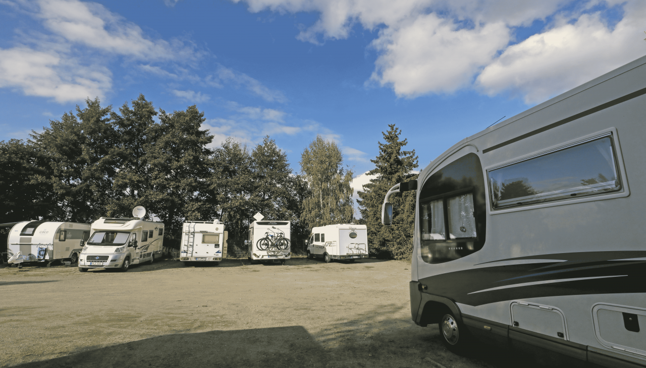 Przyczepy kempingowe na boisku, © TMV/Gohlke