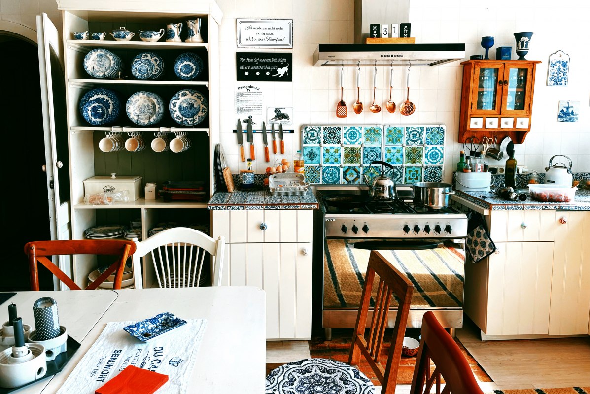 Grote gemeenschappelijke keuken voor alle gasten van het landhuis // &copy; Gutshaus Boldekow / Anja Thonig