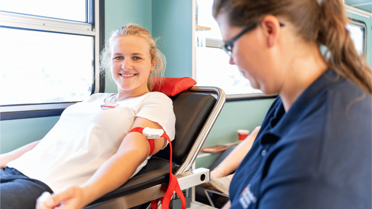 A young woman donating blood for the first time. // &copy; DRK-Blutspendedienst NSTOB