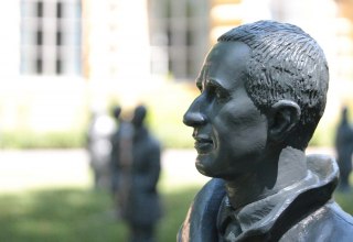 Die  Berliner Bronzefigur des sitzenden Dichters, Schriftstellers, B&uuml;hnenautors und Theaterleiters Bertolt Brecht (1898-1956) // &copy; Birgit B&ouml;llinger auf Pixabay