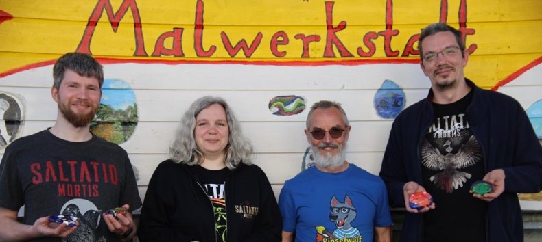 Gruppenfoto der Kreativ Samstag Teilnehmer mit ihren fertigen Arbeiten - magisch Glückssteine. // © MV-Kunst Galerie am Mammutbaum Gruppenfoto der Kreativ Samstag Teilnehmer mit ihren fertigen Arbeiten - magisch Glückssteine. // © MV-Kunst Galerie am Mammutbaum