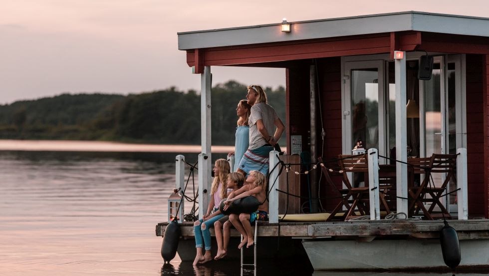 During the houseboat vacation with the family relaxation in nature is guaranteed, © TMV/Kirchgessner During the houseboat vacation with the family relaxation in nature is guaranteed, © TMV/Kirchgessner