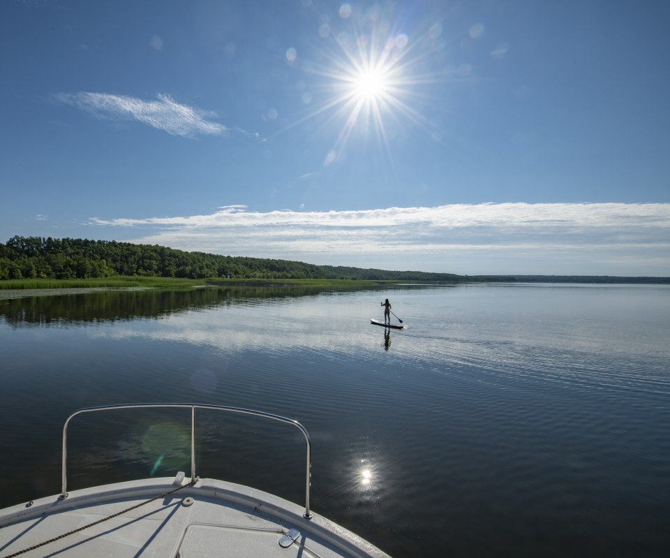 Met de SUP en woonboot, © Holger Leue Met de SUP en woonboot, © Holger Leue