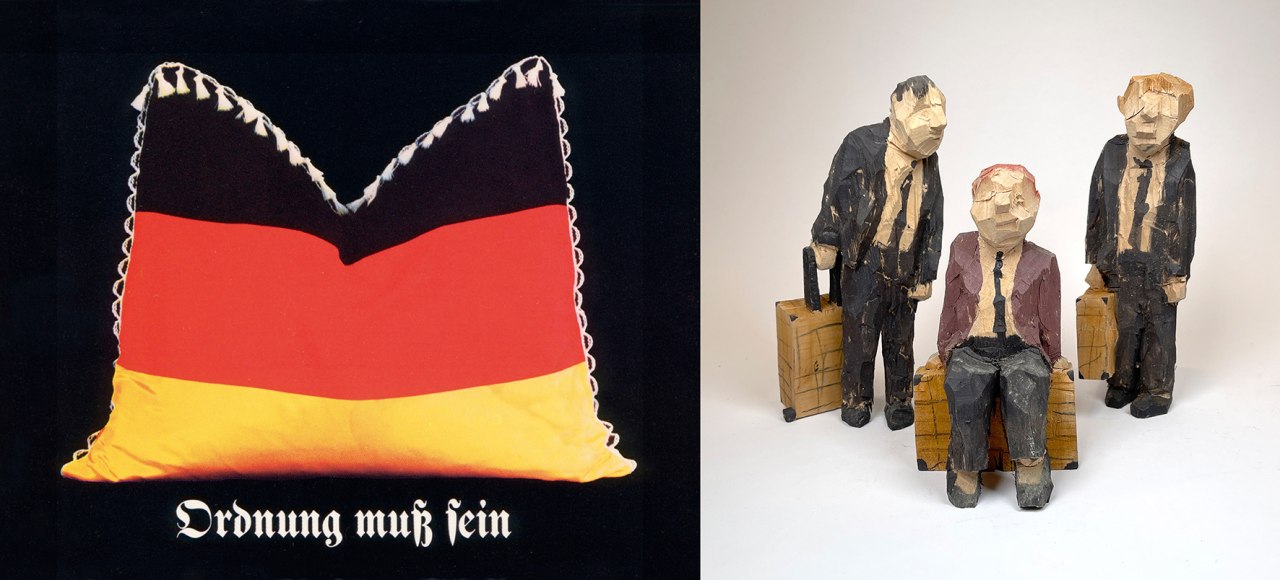 Klaus Staeck, &raquo;Ordnung muss sein&laquo;, 1987, Plakat, DIN-A1, 84.0 x 59.4 cm Georg Schulz, &raquo;Koffertr&auml;ger&laquo;, 2023, Holzskulptur, 25 cm // &copy; Staeck / Schulz