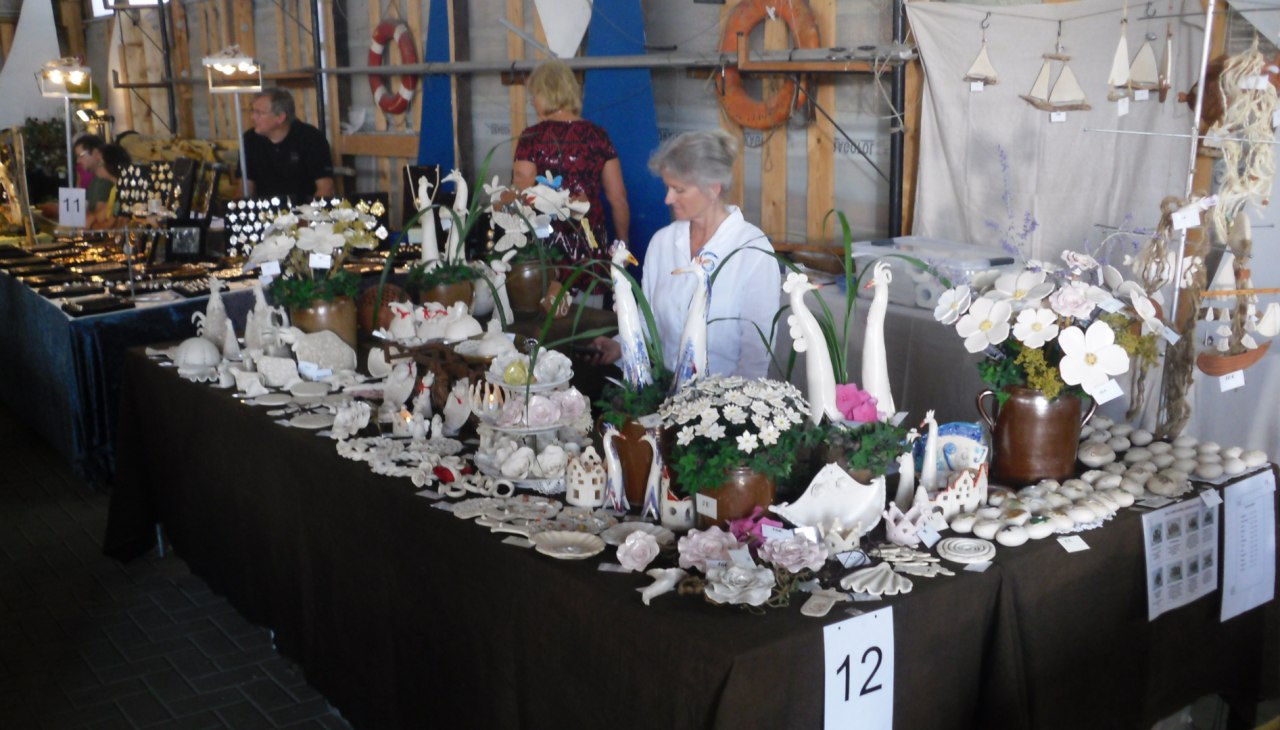 Je kunt ons ook vinden op de kunstnijverheidsmarkt in Barth, © Rosentau-Keramik/Rehfeld Je kunt ons ook vinden op de kunstnijverheidsmarkt in Barth, © Rosentau-Keramik/Rehfeld