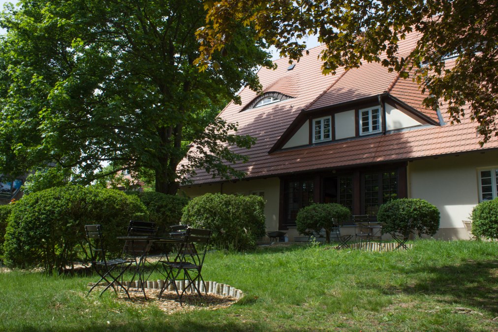 Przytulne miejsca do siedzenia w ogrodzie farmy dzikich ziół Winkelkraut, © Wildkräuterhof Winkelkraut / Antje Conrad Przytulne miejsca do siedzenia w ogrodzie farmy dzikich ziół Winkelkraut, © Wildkräuterhof Winkelkraut / Antje Conrad