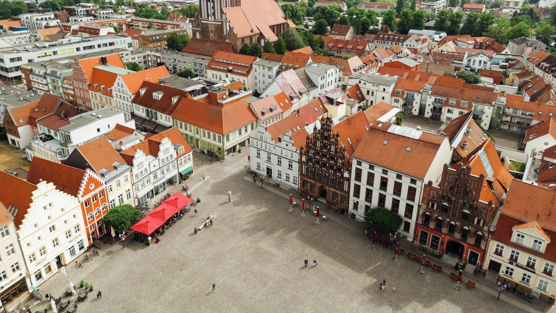 Het marktplein in Greifswald vanuit de lucht // Greifswald is de geboortestad van Friedrich en veel van zijn motieven zijn hier vandaag de dag nog te vinden. // © MV-T/Gross Het marktplein in Greifswald vanuit de lucht