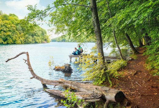 Wanderpause auf Steg am Schmalen Luzin in der Feldberger Seenlandschaft // &copy; Andreas-Duerst.de