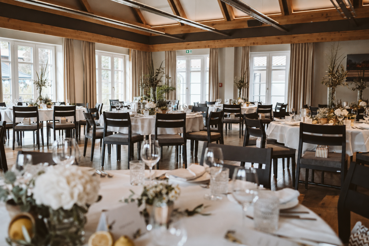 Stylowa stodoła festiwalowa w Seehotel Zarrentin z ciepłą atmosferą i przestronnym pokojem oferuje idealne miejsce na specjalne wydarzenia i niezapomniane uroczystości. // © Michael Kausler Stylowa stodoła festiwalowa w Seehotel Zarrentin z ciepłą atmosferą i przestronnym pokojem oferuje idealne miejsce na specjalne wydarzenia i niezapomniane uroczystości. // © Michael Kausler