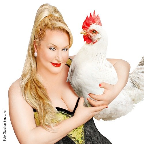 Daphne de Luxe zieht auf humorvolle Art und Weise Parallelen zwischen Mensch und Tier. // &copy; Stephan Stuetzner