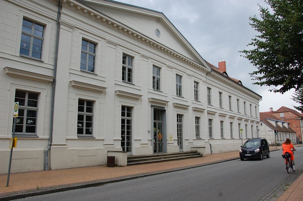 Today, the building houses the Fritz Reuter Elementary School Ludwigslust. // © Gabriele Skorupski Today, the building houses the Fritz Reuter Elementary School Ludwigslust. // © Gabriele Skorupski