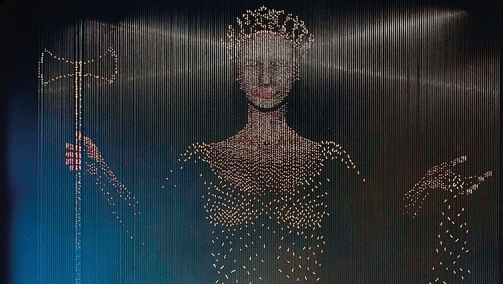 Wykonany z ponad 10 000 węzłów nici: Demeter, grecka bogini zboża i płodności, czuwa nad szczęściem i dobrobytem Muzeum MehlWelten jako filigranowe dzieło sztuki autorstwa berlińskiej artystki Kathinki Willinek., © Stern-Wywiol Gruppe GmbH & Co. KG