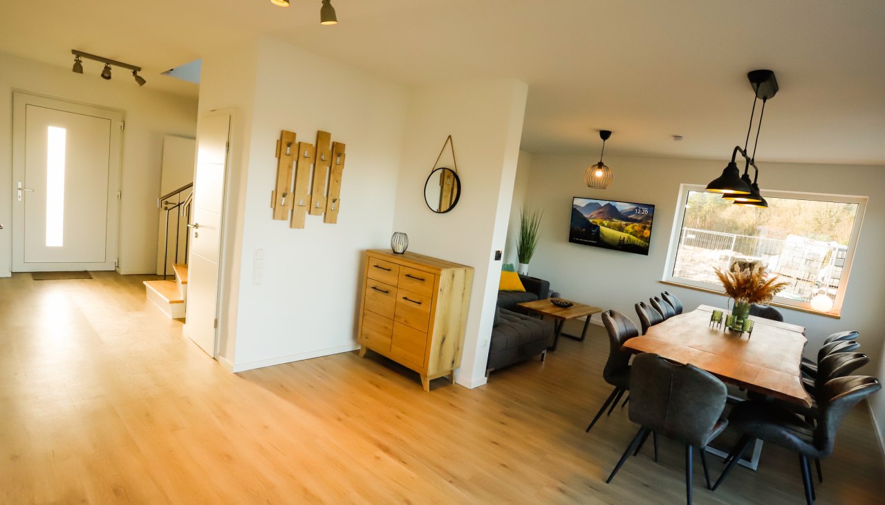 Wejście do domu z otwartym dostępem do jadalni, salonu i kuchni, &copy; E. Gazioch