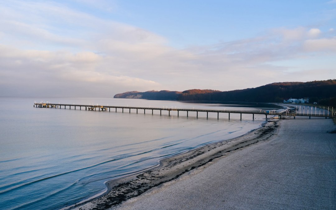 seebruecke-sand-kueste-luftbild-strand-kurhaus-binz, © Arne Nagel