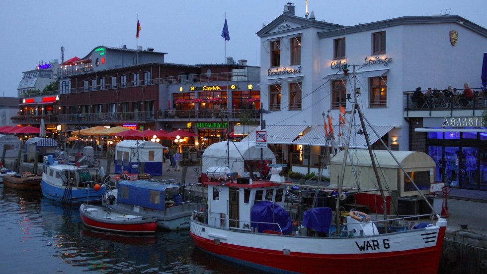 Evening mood at the quay edge at the Alter Strom // &copy; www.angelikaheim.de