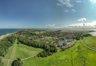Die Apartmentanlage „Zwei Wasser“ – Das Zuhause an der Ostsee im idyllischen Ostseebad Wustrow auf dem Darß // © K&K Ferienimmobilien GmbH & Co.KG Die Apartmentanlage „Zwei Wasser“ – Das Zuhause an der Ostsee im idyllischen Ostseebad Wustrow auf dem Darß // © K&K Ferienimmobilien GmbH & Co.KG