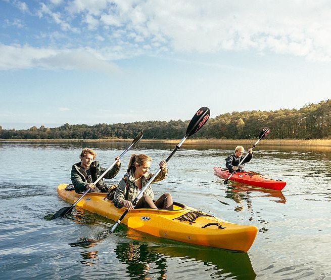 Enjoy the nature with the kayak in the Feldberg lake landscape // © TMV/Roth Enjoy the nature with the kayak in the Feldberg lake landscape // © TMV/Roth