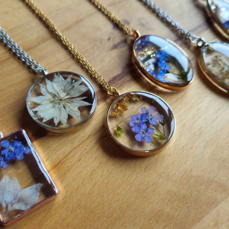 Beautiful necklaces made of UV resin and dried flowers. // &copy; Sandra Gockel