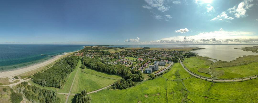 Kompleks apartamentów "Zwei Wasser" - Twój dom nad Morzem Bałtyckim w idyllicznym kurorcie bałtyckim Wustrow nad rzeką Darß., © K&K Ferienimmobilien GmbH & Co.KG