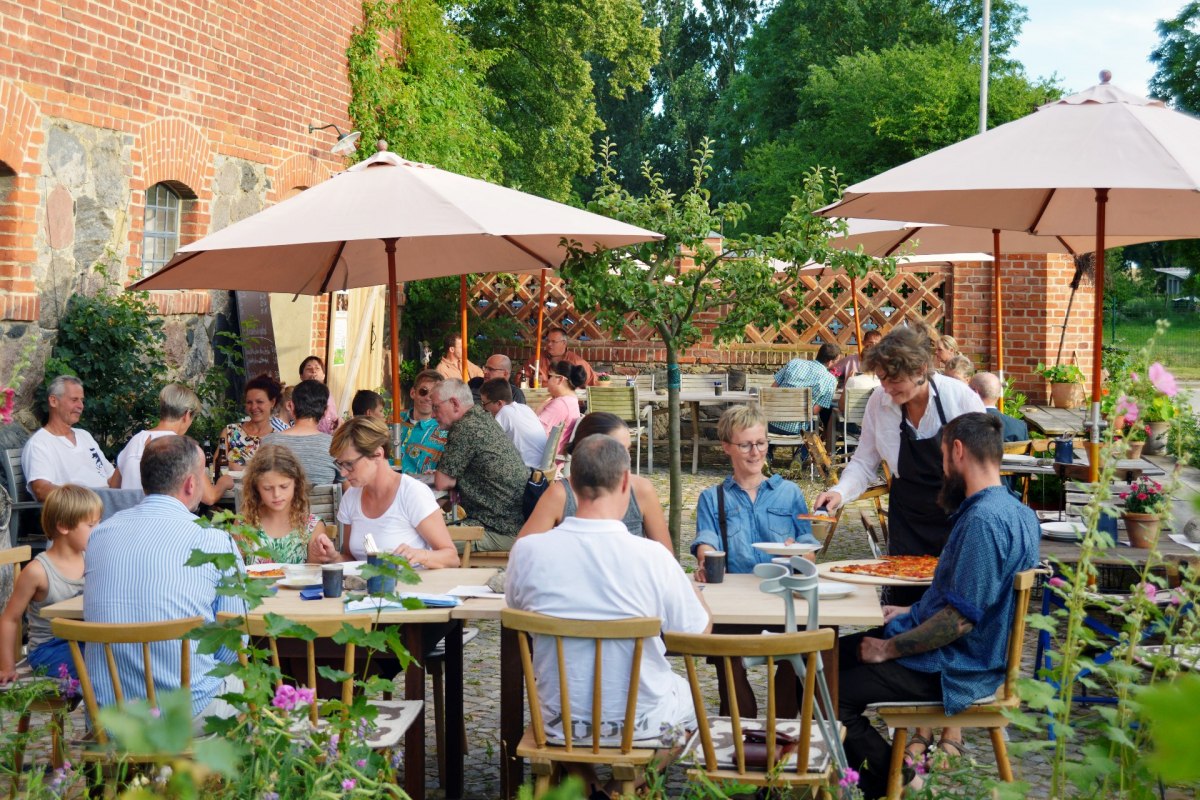 Pizza Landvergn&uuml;gen on the terrace of the wine tavern Kraatz, &copy; Florian Profitlich