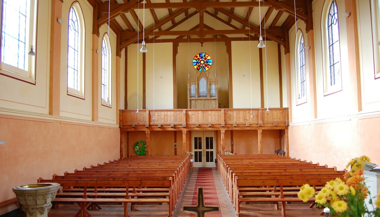 Binnenzicht van de dorpskerk met orgel en houten balken, © Foto: Karl-Georg Haustein