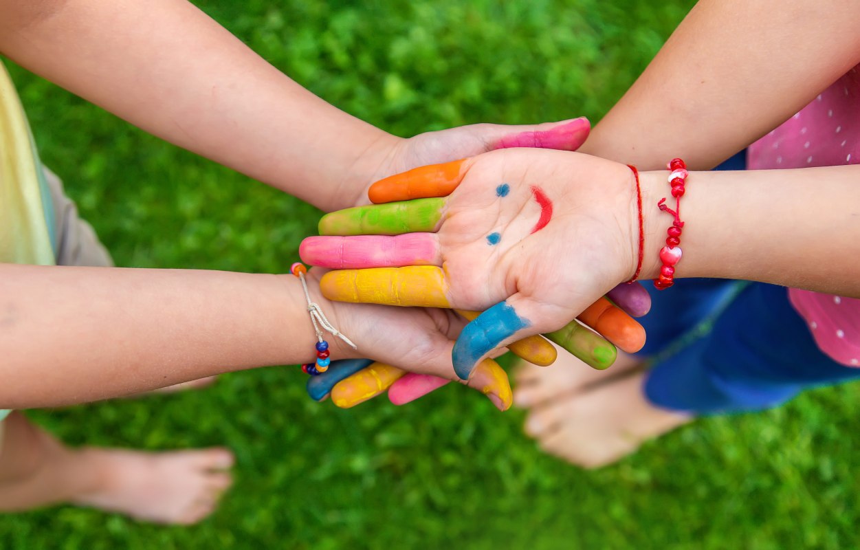 A photo of colorfully painted children's hands // &copy; yanadjan/Adobe-Stock