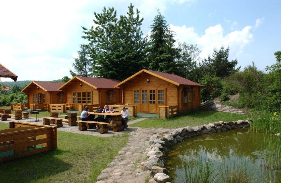 De vijverhutten van het vakantiedorp, © AWO Feriendorf Mueß