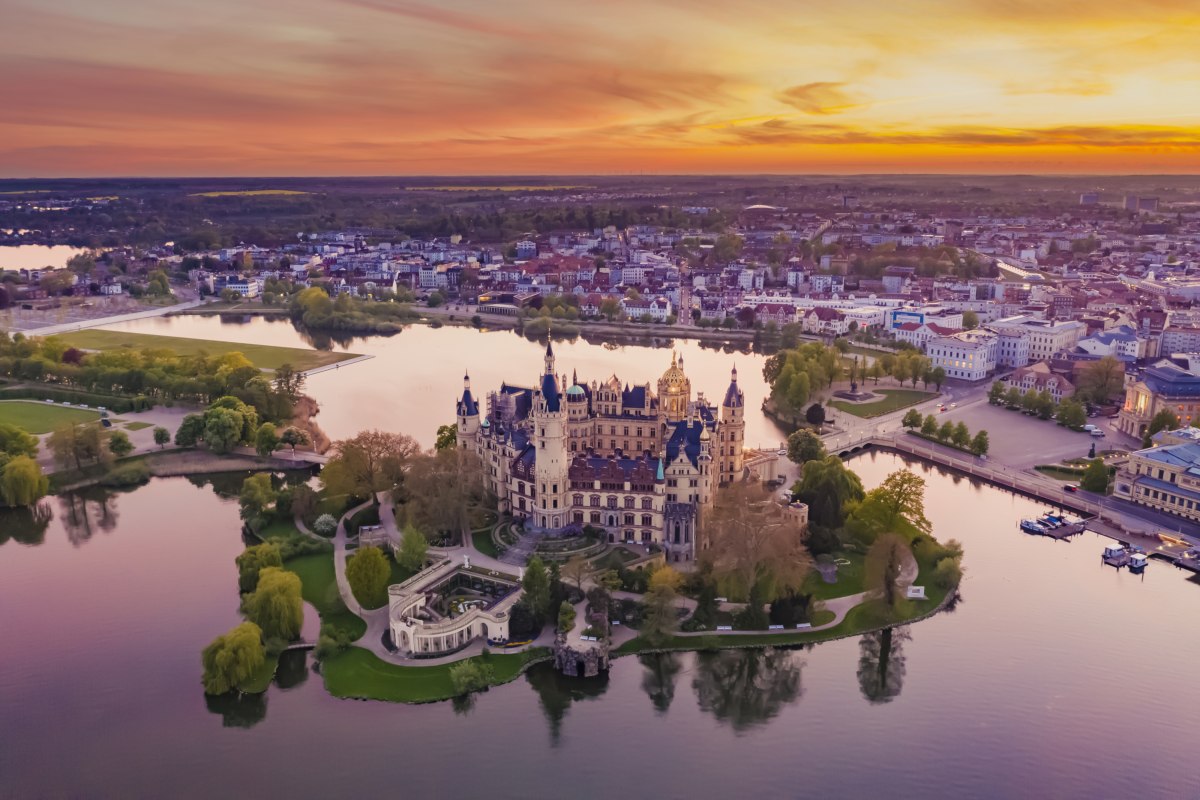 Fantastische locatie: Kasteel Scherin op een klein eiland in het meer van Schwerin, &copy; SSGK MV / Timm Allrich