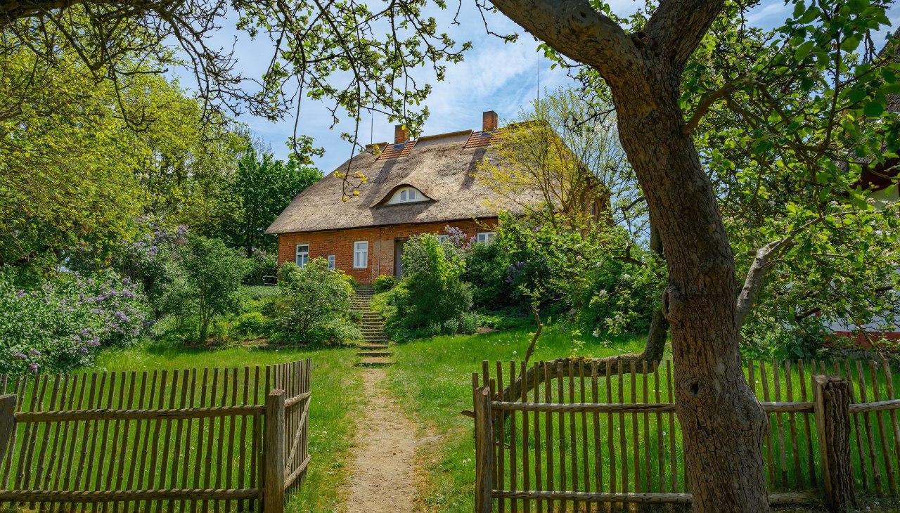 Freilichtmuseum Schwerin Mue&szlig; Garten Reetdachhaus_1, &copy; TMV/Tiemann