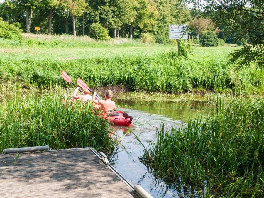Załoga kajaka odpływa od nabrzeża., © Frank Burger