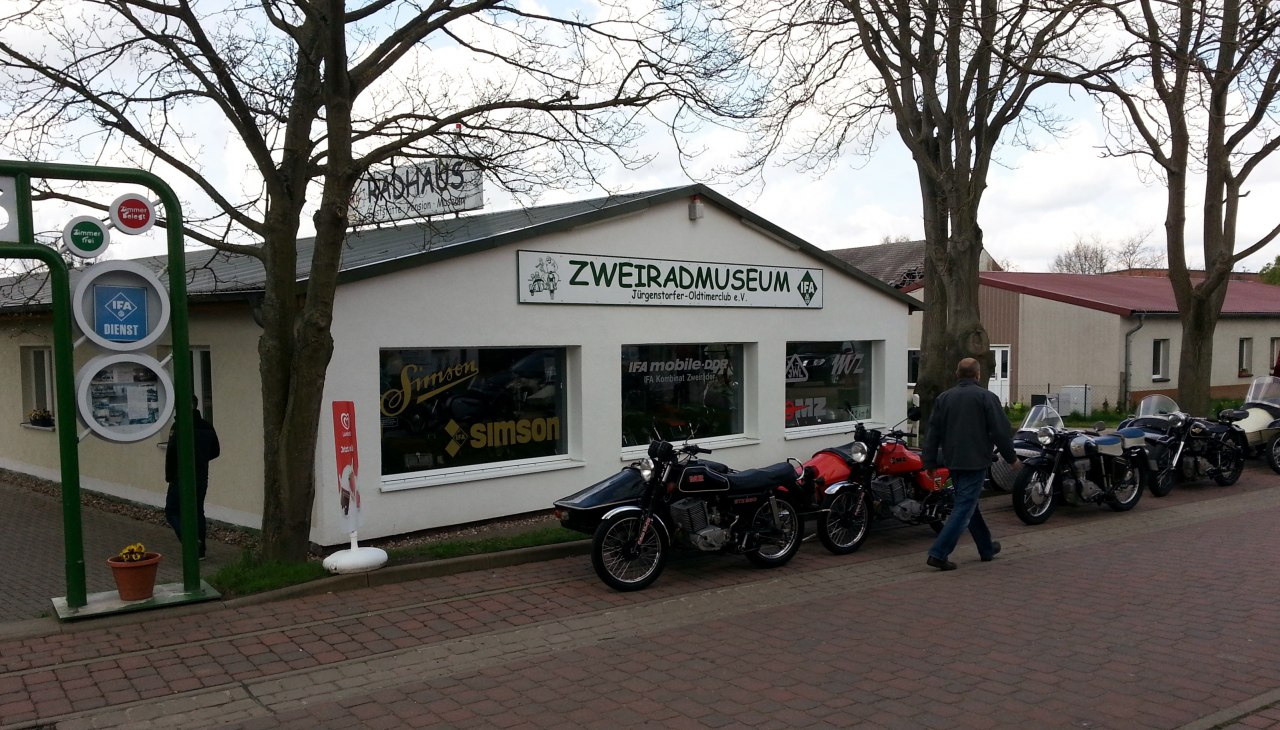 Welkom bij het Zweiradmuseum M-V, © Jürgenstorfer Oldtimerclub e.V. Welkom bij het Zweiradmuseum M-V, © Jürgenstorfer Oldtimerclub e.V.