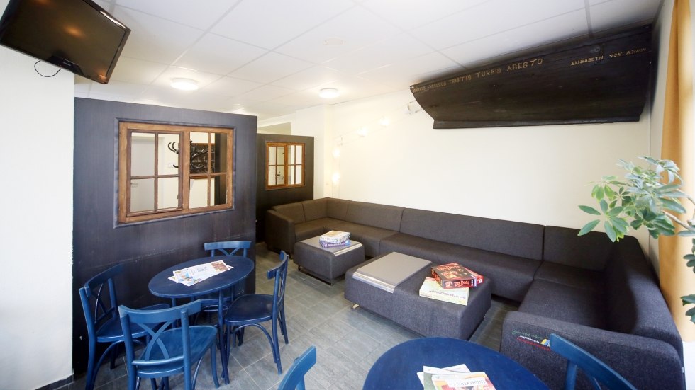 Maritieme flair in de lounge met uitzicht op de strandboulevard, © DJH MV / Danny Gohlke