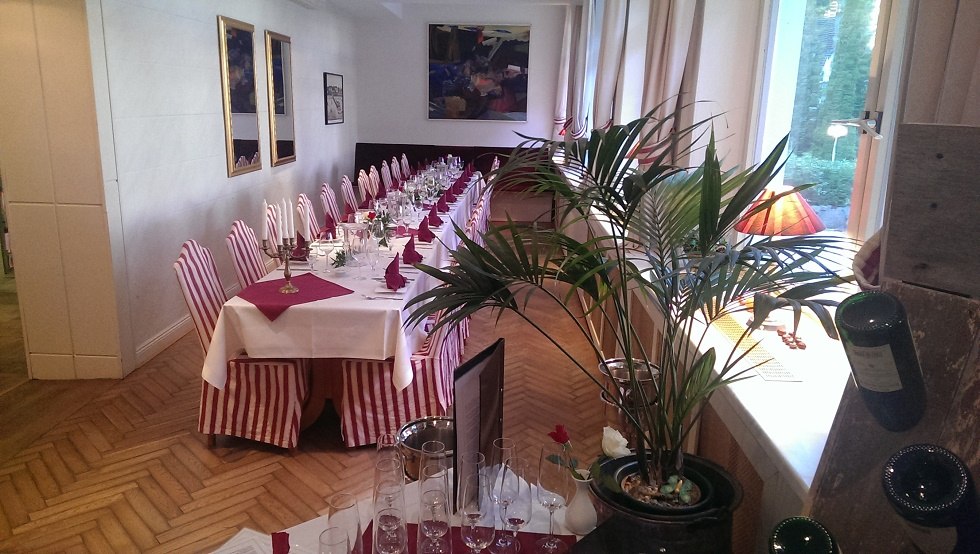 Festive table in the restaurant // &copy; Manuel Kroiss