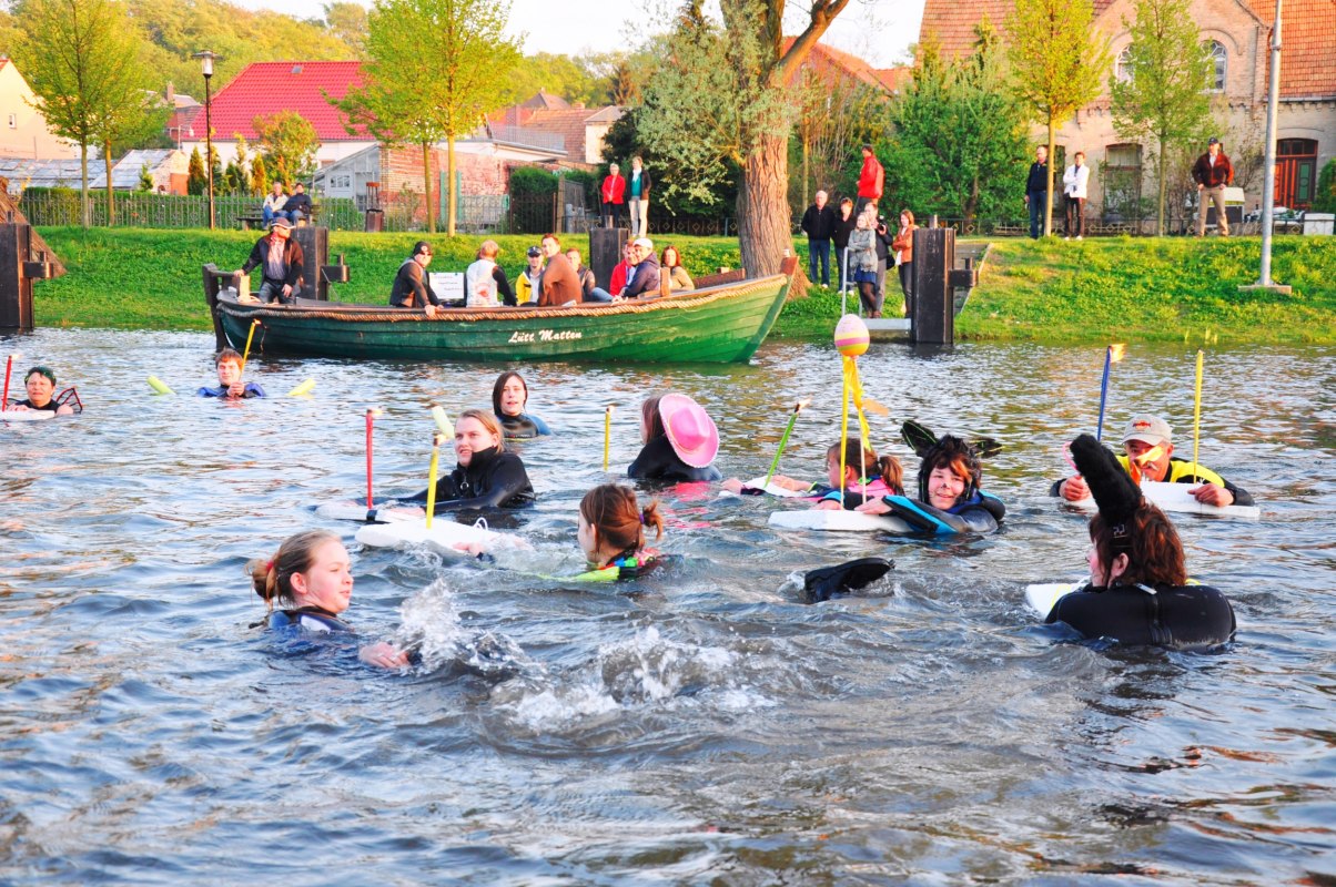 Fakkelzwemmen met Pasen op de Elde in Plau am See, &copy; Antje Bernstein
