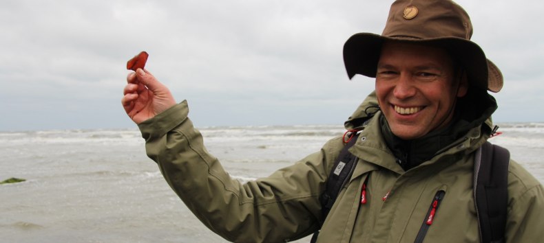 Bernsteinwanderung mit Naturf&uuml;hrer Martin Hagemann // &copy; Carolyne Parent