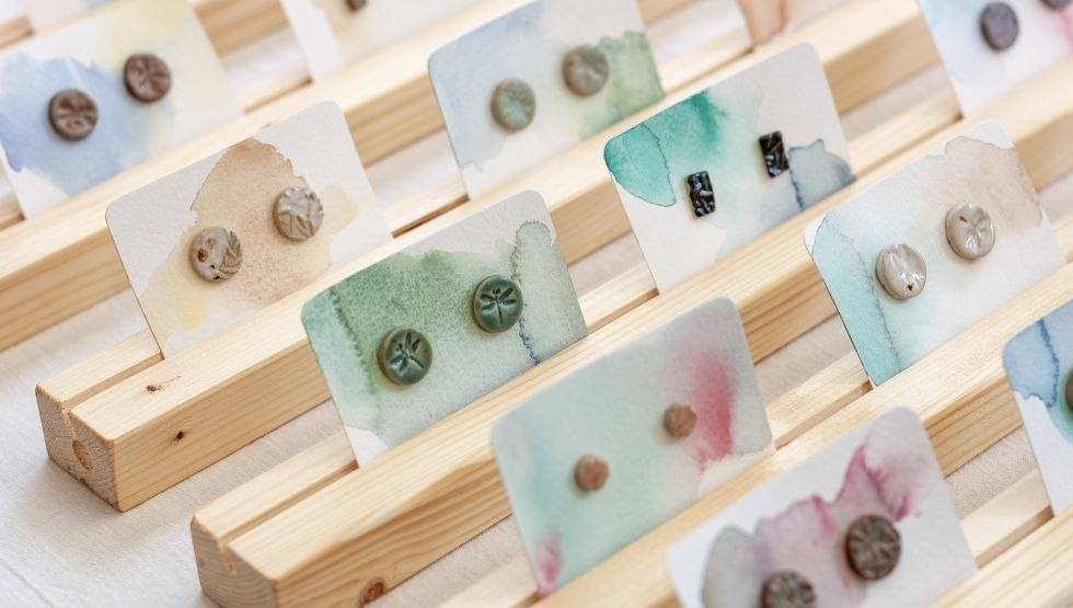 Sieraden, geglazuurd steengoed, &copy; Sabine Ihl