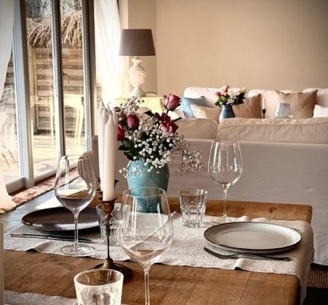 Lounge area and dining room, &copy; Thomas Paulus