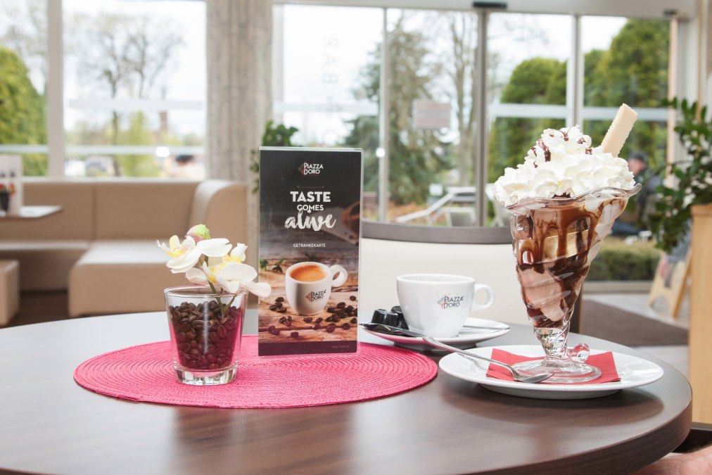 In addition to ice cream and cake, we also serve a light snack; in the summer we are happy to serve you on the terrace overlooking the house lake., © S. Hommel