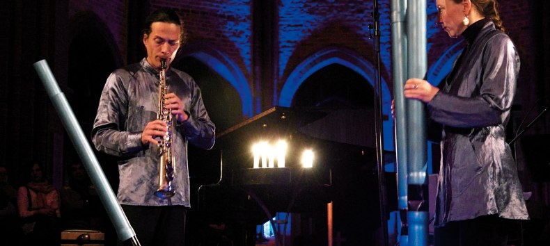 Gert Anklam und Beate Gatscha mit Saxophon und Wasserstichorgel // &copy; Liquid Soul