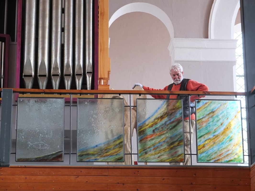 58 glaspanelen in de kleuren van het kerkelijk jaar // &copy; Christa Kothe