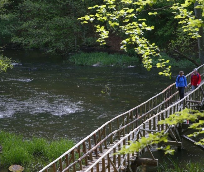 You can reach the other side of the river on dry feet via a wooden bridge., © TMV/outdoor-visions.com You can reach the other side of the river on dry feet via a wooden bridge., © TMV/outdoor-visions.com