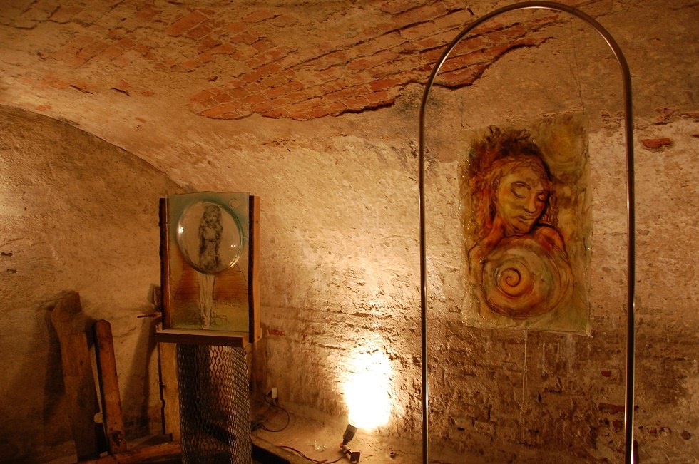 Galeria z dużymi szklanymi obiektami artystycznymi znajduje się w dawnej piwnicy lodowej. // © Gabriele Skorupski Galeria z dużymi szklanymi obiektami artystycznymi znajduje się w dawnej piwnicy lodowej. // © Gabriele Skorupski