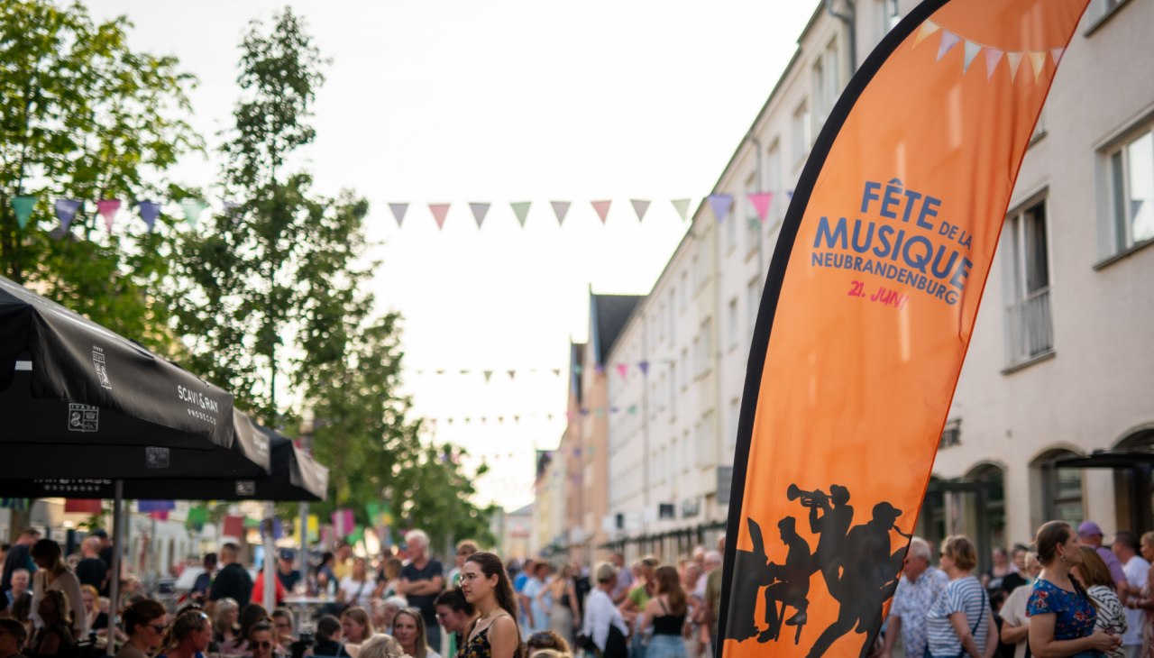 Cheerful get-together on Turmstrasse during the Fête de la Musique., © Jessica Schuck Cheerful get-together on Turmstrasse during the Fête de la Musique., © Jessica Schuck