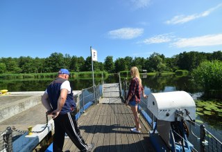 Quickly to the other bank of the Peene with the passenger and bike ferry, © Holger Martens